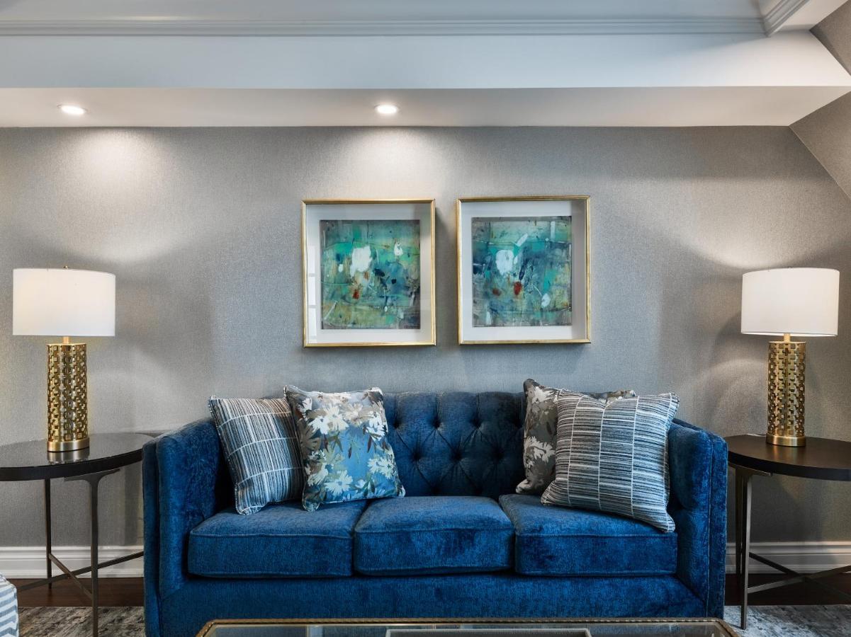 Chateau Vaudreuil Екстер'єр фото A blue sofa