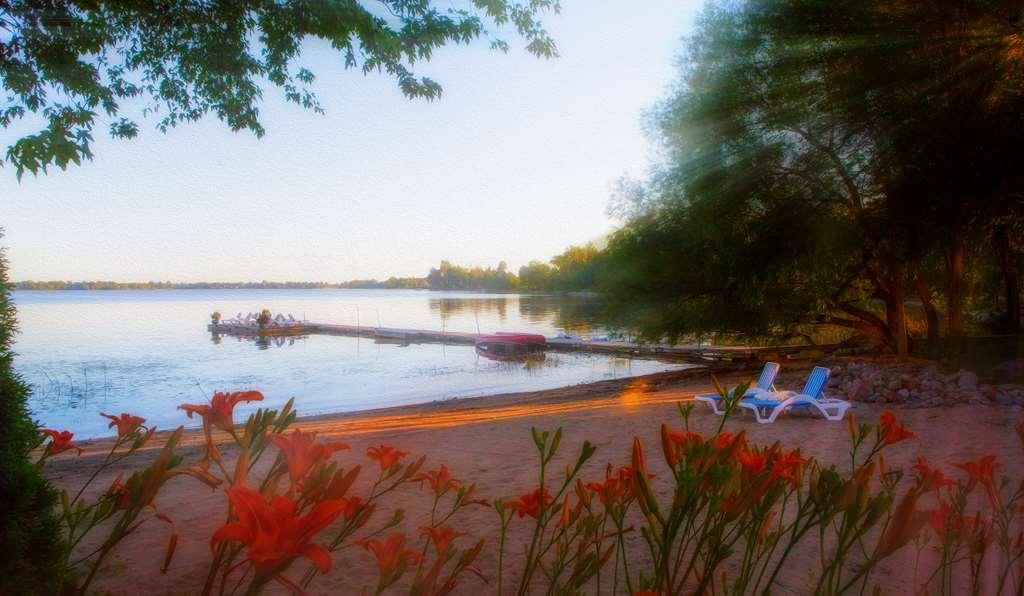 Chateau Vaudreuil Екстер'єр фото Sunset at Lake Nokomis