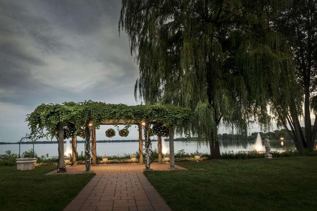 Chateau Vaudreuil Екстер'єр фото The Pergola at the Lake of the Woods