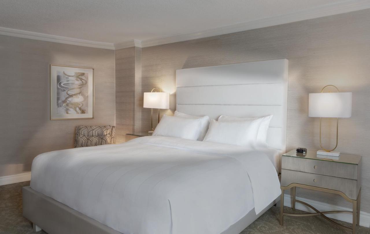 Chateau Vaudreuil Екстер'єр фото A bedroom at The Ritz-Carlton, Boston