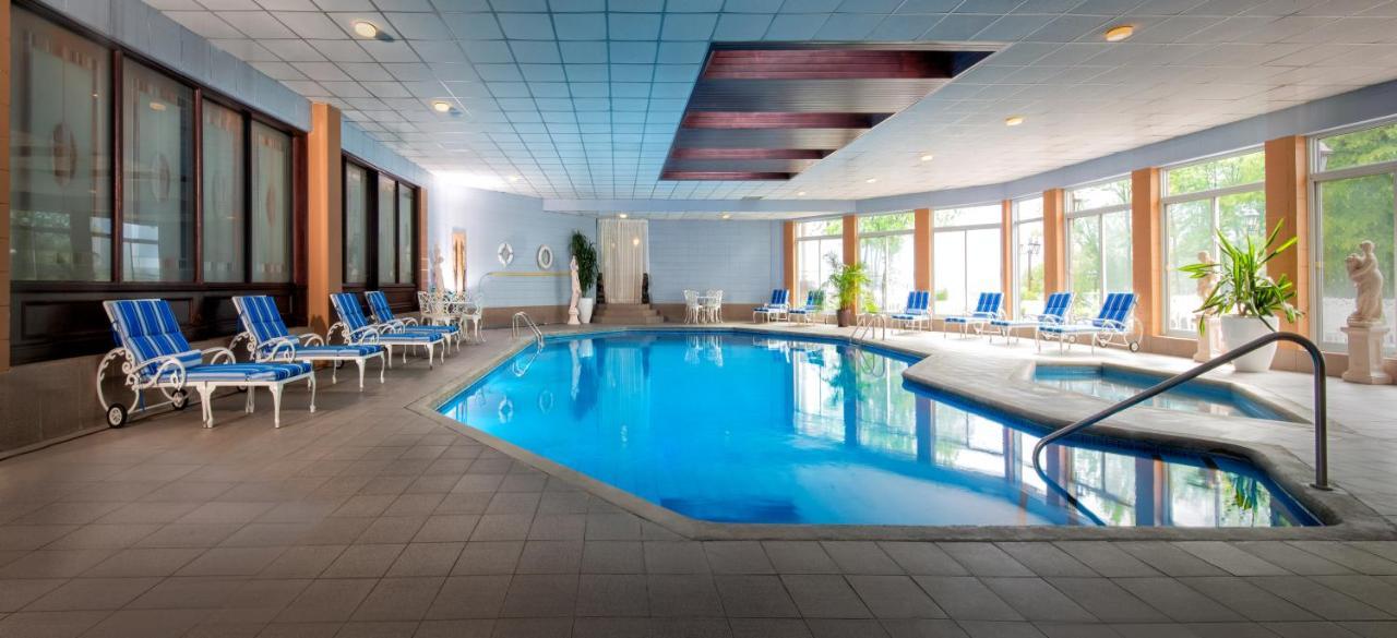 Chateau Vaudreuil Екстер'єр фото The swimming pool at the hotel