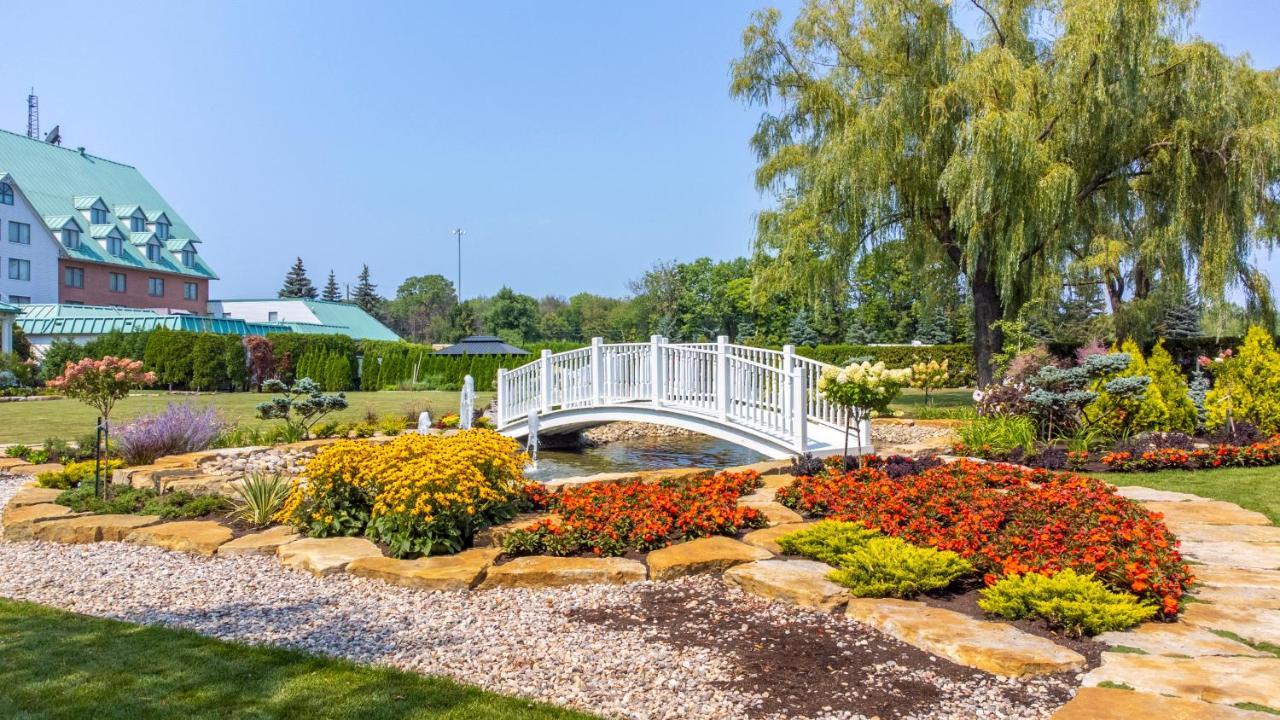 Chateau Vaudreuil Екстер'єр фото The gardens at the National Museum of the Marine Corps