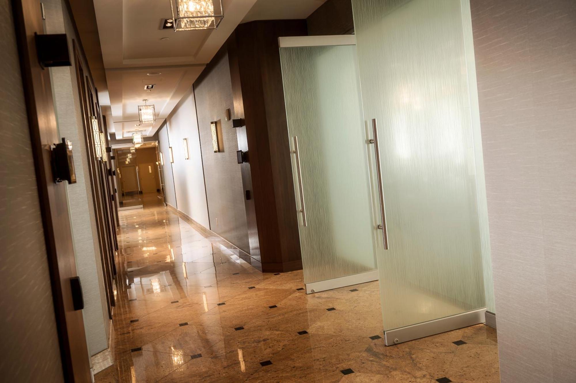 Chateau Vaudreuil Екстер'єр фото A corridor in a hotel
