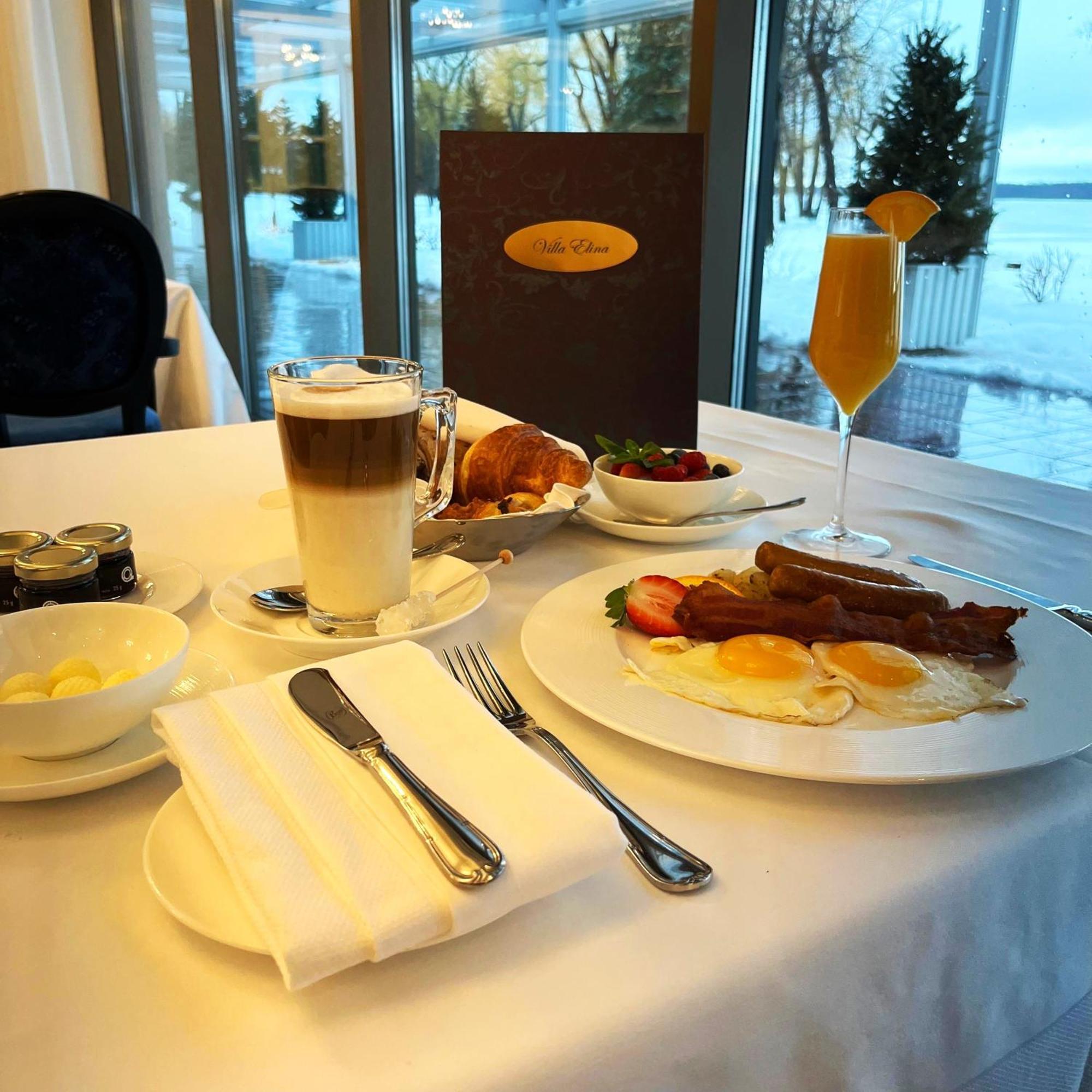 Chateau Vaudreuil Екстер'єр фото A typical breakfast