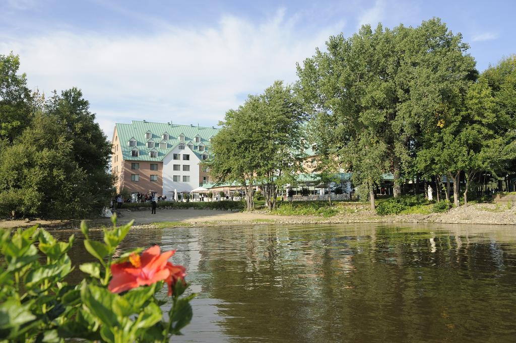 Chateau Vaudreuil Екстер'єр фото The lake in the centre of the town