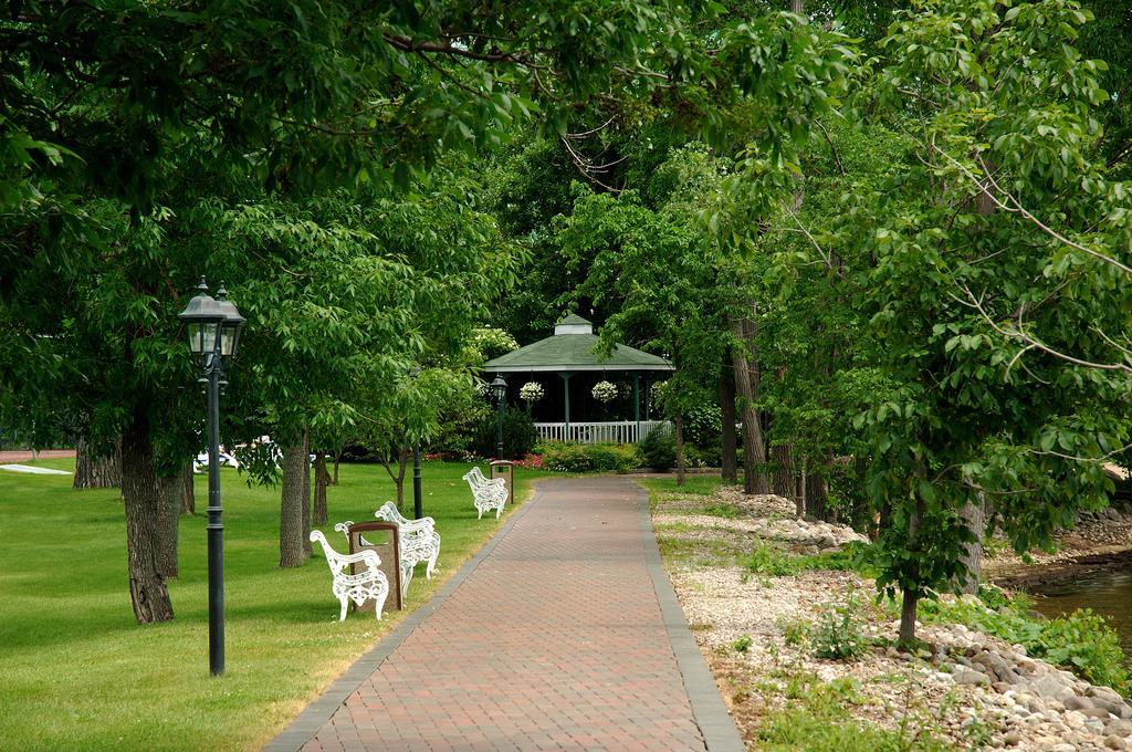 Chateau Vaudreuil Екстер'єр фото The gazebo at the park