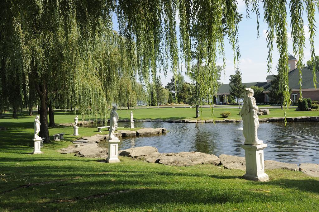 Chateau Vaudreuil Екстер'єр фото The sculpture park