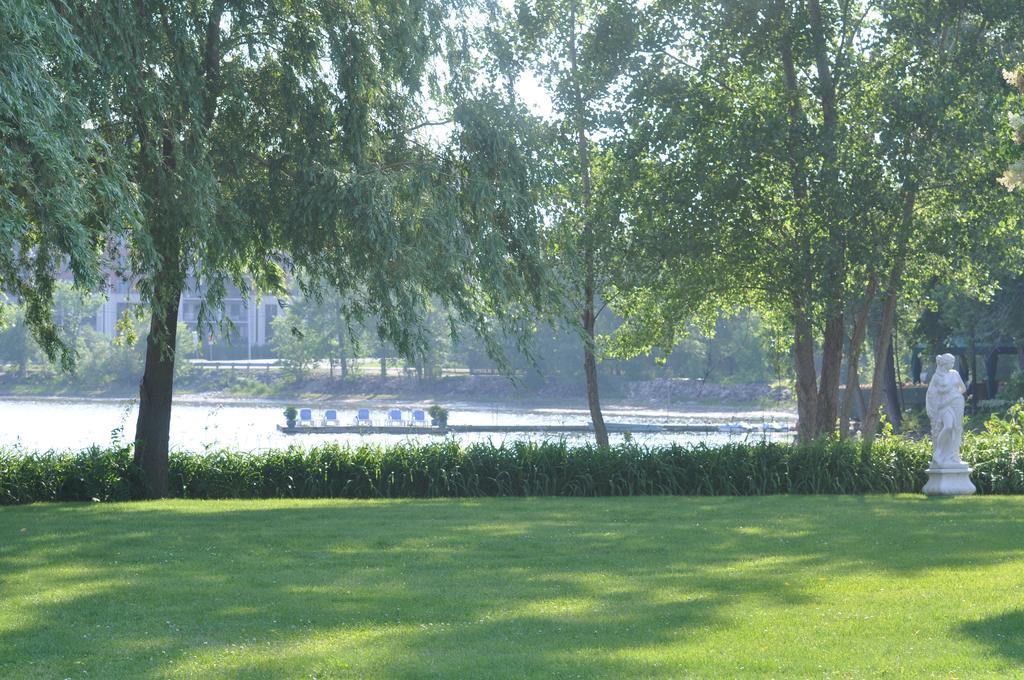 Chateau Vaudreuil Екстер'єр фото The River Thames at the Serpentine Gallery