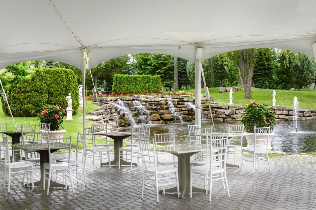 Chateau Vaudreuil Екстер'єр фото The waterfall at the Glenview Mansion