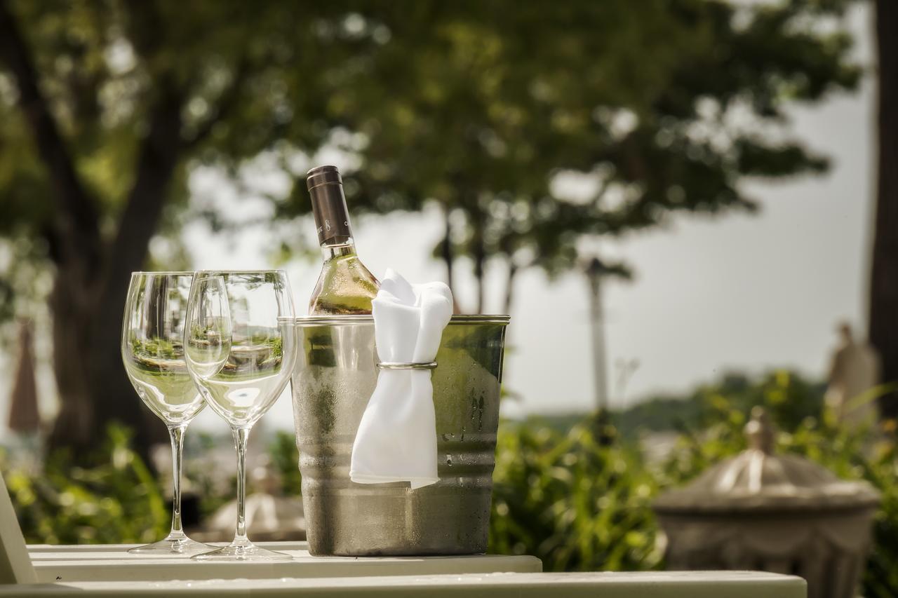 Chateau Vaudreuil Екстер'єр фото A bottle of wine in a wine cooler